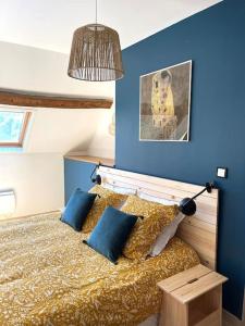 A bed or beds in a room at Maison de vacances dans un village de charme