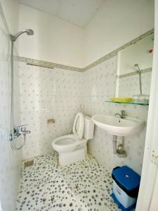a bathroom with a toilet and a sink at Nhà Nghỉ Ý Vy in Phu Quoc