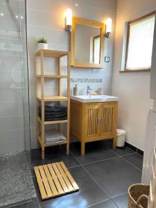 a bathroom with a sink and a mirror at Maison de vacances dans un village de charme 