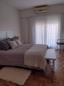 Un dormitorio con una cama grande y una ventana en Hermoso departamento en la mejor zona de Recoleta. en Buenos Aires