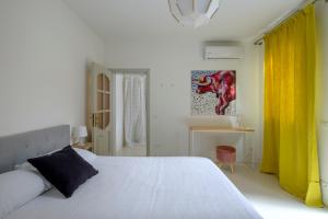 1 dormitorio con 1 cama y una pintura de un caballo en QuarantaVasi, en Rávena