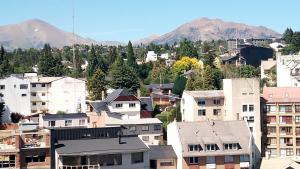 una ciudad con edificios y montañas en el fondo en Postal del Nahuel en San Carlos de Bariloche