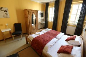 特里尔Kolping Hostel Trier im Warsberger Hof的一间卧室，配有两张床、一个水槽和一面镜子