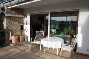 una mesa blanca y sillas en un patio en Haus mit großem Garten 