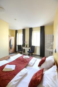 Kolping Hostel Trier im Warsberger Hof客房内的一张或多张床位