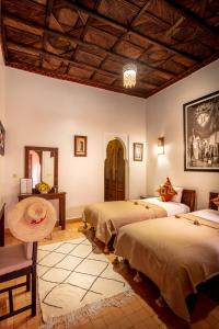 een slaapkamer met 2 bedden en een houten plafond bij Riad & Spa Bahia Salam in Marrakesh