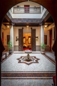 een binnenplaats met een fontein in het midden van een gebouw bij Riad & Spa Bahia Salam in Marrakesh