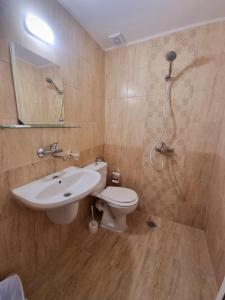 La salle de bains est pourvue de toilettes, d'un lavabo et d'une douche. dans l'établissement Hotel Char, à Primorsko