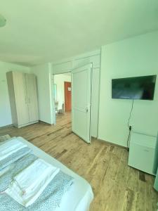 - une chambre blanche avec un lit et une télévision dans l'établissement Hotel Char, à Primorsko