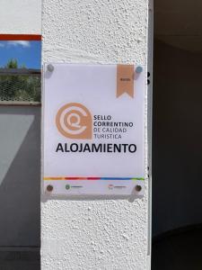 um sinal na lateral de um edifício em Apart Alto Parana em Paso de la Patria