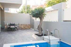 Bazén v ubytování Palmyra Athens nebo v jeho okolí