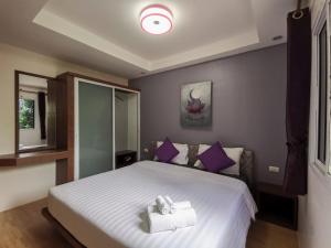 Postel nebo postele na pokoji v ubytování Harmony Naturist Resort Rawai Phuket 18yr minimum age only nudist nake d FKK
