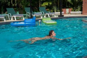 Bazén v ubytování Harmony Naturist Resort Rawai Phuket 18yr minimum age only nudist nake d FKK nebo v jeho okolí