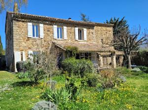 Vonkajšia záhrada v ubytovaní Mas Les Romarins, 10 min d'Uzès, piscine et grand jardin clos, jeux, nid de repos et base pour activités dans le Gard