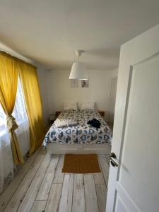 Ένα ή περισσότερα κρεβάτια σε δωμάτιο στο Casuta Alba