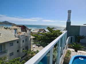 balcón con vistas al océano en Cobertura com Piscina 50 mt do Mar, en Bombinhas