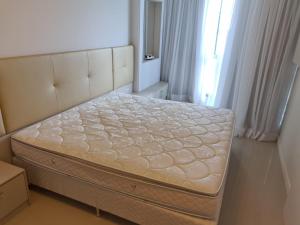1 cama grande en una habitación con colchón visor en Cobertura com Piscina 50 mt do Mar, en Bombinhas