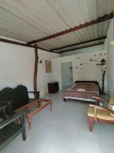 ein Zimmer mit einem Bett und einem Sofa darin in der Unterkunft Galerazambahostal in Galerazamba