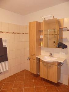 y baño con lavabo y espejo. en Gemütliche Ferienwohnung in Weidach, en Leutasch
