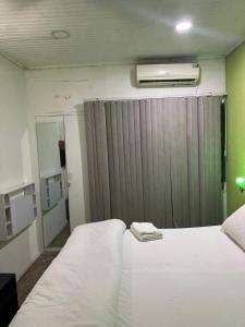 Un dormitorio con una gran cama blanca y una ventana en Scandinavian style Duplex Gowon Estate Egbeda, en Lagos