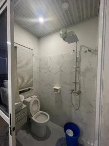 y baño con aseo y ducha. en Scandinavian style Duplex Gowon Estate Egbeda, en Lagos