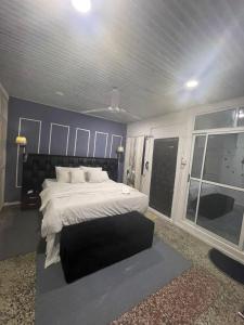 1 dormitorio con cama grande y ventana grande en Scandinavian style Duplex Gowon Estate Egbeda, en Lagos