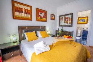 Un dormitorio con 2 camas y una mesa con fruta. en 5 bedrooms villa La Laja, en Callao Salvaje