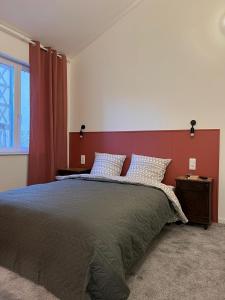 Tempat tidur dalam kamar di THEIA Hotel & Suites - Limoges Centre