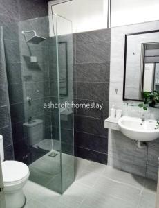La salle de bains est pourvue d'une douche, d'un lavabo et de toilettes. dans l'établissement Ashcroft homestay, à Kota Bharu