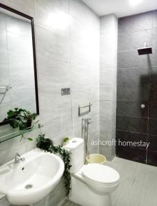 La salle de bains est pourvue de toilettes et d'un lavabo. dans l'établissement Ashcroft homestay, à Kota Bharu