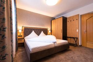Łóżko lub łóżka w pokoju w obiekcie Hotel Garni Försterheim