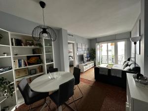 Kuchyň nebo kuchyňský kout v ubytování BASTINAZO ALOHADREAM - PREMIUM - La mejor ubicación con Aire Acondicionado, Insonorización, Terraza y Equipamiento en El Puerto de Santa María - Grupo de solo menores de 25 no aceptados salvo fianza adicional