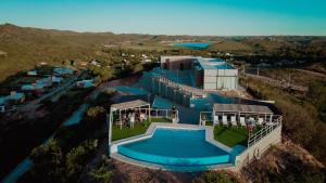 an overhead view of a building with a swimming pool at Altos de Los Paraísos Vista al lago y sierras in Juana Koslay 
