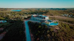 z góry widok na dom z basenem w obiekcie Altos de Los Paraísos Vista al lago y sierras w mieście Juana Koslay 