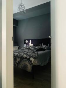 A bed or beds in a room at Appartamento in centro storico - via Mascarella - Università