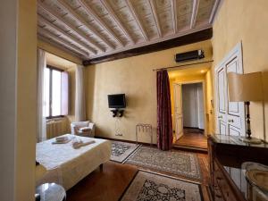 1 dormitorio con cama y techo en Domus Minervae, en Roma