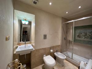 ローマにあるドムス ミネルヴァエのバスルーム(トイレ、洗面台、シャワー付)