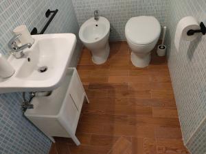 La salle de bains est pourvue d'un lavabo et de toilettes. dans l'établissement Domus vacanze Alfieri, à Manfredonia