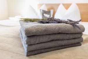 Una pila de toallas encima de una cama. en Haus Schrofenwies, en Lechleiten 80 fotos más