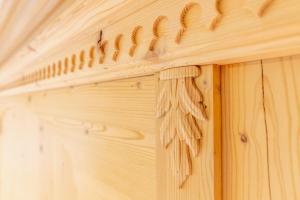 Una pared de madera con algunos nudos. en Haus Schrofenwies, en Lechleiten