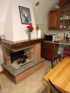sala de estar con chimenea de ladrillo en la cocina en Casa sul Dosso, en Clusone