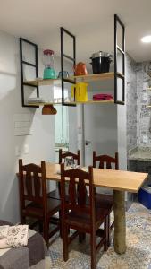 a dining room with a table and chairs and shelves at Lagoa Quente Flat Service in Caldas Novas