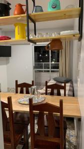 a dining room with a table and chairs in a kitchen at Lagoa Quente Flat Service in Caldas Novas