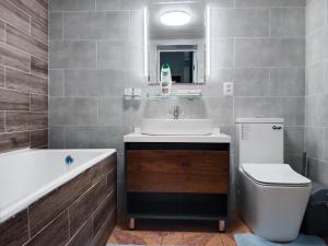 La salle de bains est pourvue d'un lavabo, d'une baignoire et de toilettes. dans l'établissement House4you, à Tachkent
