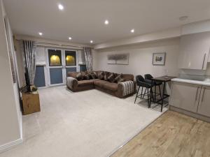 Posezení v ubytování Stunning 2-Bed Apartment in Stevenage, Sleeps 5 with free Private Parking