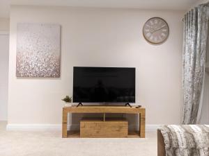 TV a/nebo společenská místnost v ubytování Stunning 2-Bed Apartment in Stevenage, Sleeps 5 with free Private Parking