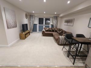 Posezení v ubytování Stunning 2-Bed Apartment in Stevenage, Sleeps 5 with free Private Parking + 34 fotografií