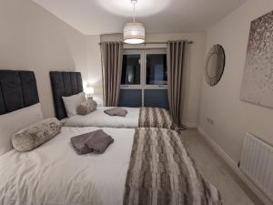 Postel nebo postele na pokoji v ubytování Stunning 2-Bed Apartment in Stevenage, Sleeps 5 with free Private Parking