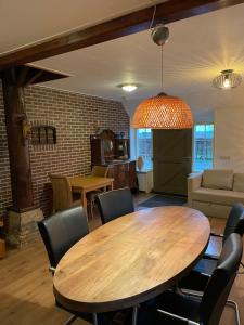 sala de estar con mesa de madera y sillas en de Stjelp Pleats, en Lemmer