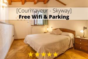 Un dormitorio con una cama con cuatro estrellas amarillas. en La Maison de Elisa - A pochi passi dallo SCI, en Courmayeur